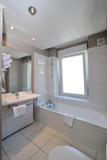 Bathroom 4, The Originals Access, Hôtel Arum, Vosges