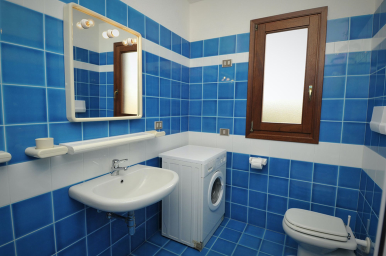 Bathroom 3, Appartamenti Ambra a San Teodoro, Nuoro