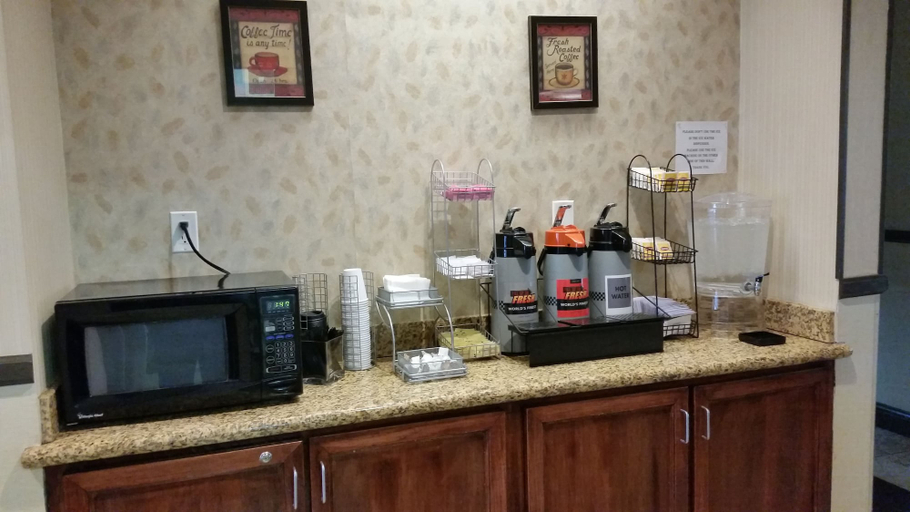 Food & Drinks 5, Days Inn & Suites by Wyndham Vancouver, Clark