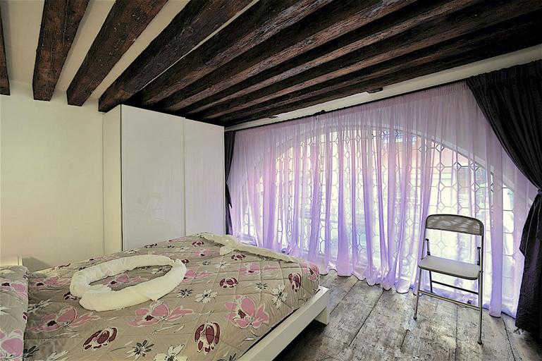 Bedroom 5, Red Rose, Venezia