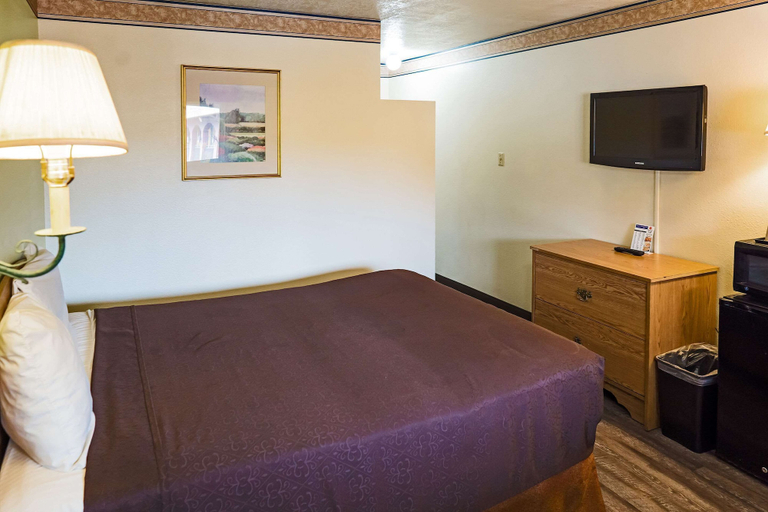 Bedroom 4, Rodeway Inn Albuquerque Downtown on Rt 66, Bernalillo