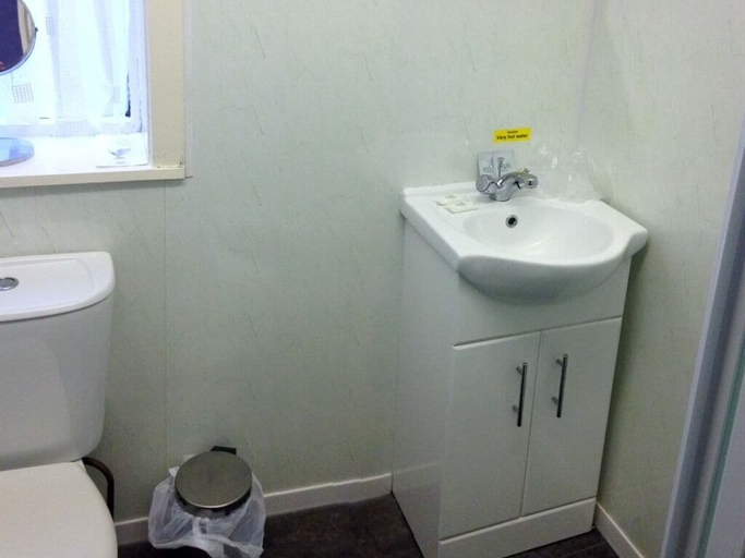 Bathroom 5, Hazelgrove Guest House, Blackpool