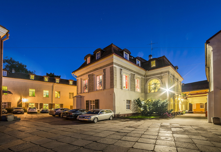 Exterior & Views