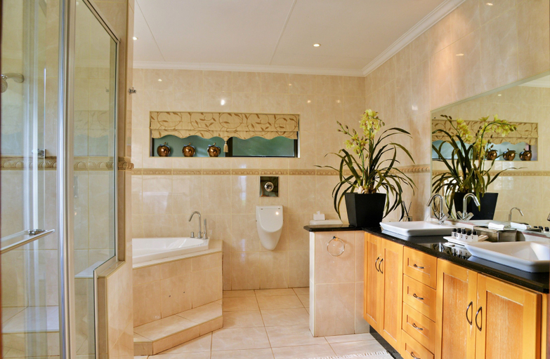 Bathroom 5, Stirling Manor Boutique Guest House, Bojanala