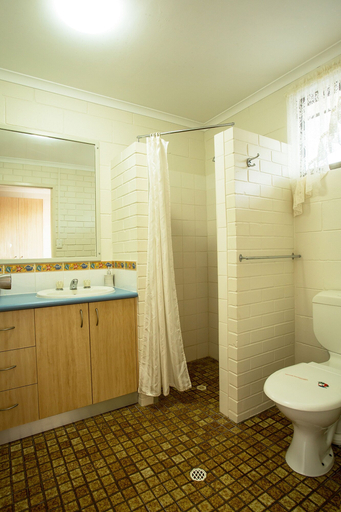 Bathroom 4, Pialba Motor Inn, Hervey Bay - Pt A