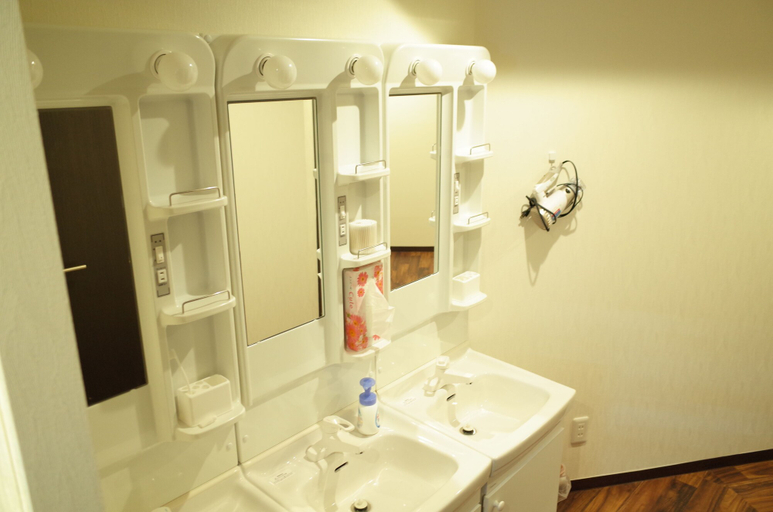 Bathroom 5, bnb+ Shinjuku Castle - Hostel, Shinjuku