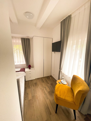 Bedroom 3, Hotel Kronenkurve, Unna