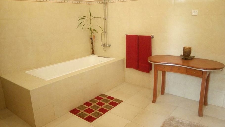 Bathroom 4, Tea Leaf Retreat Peradeniya, Doluwa