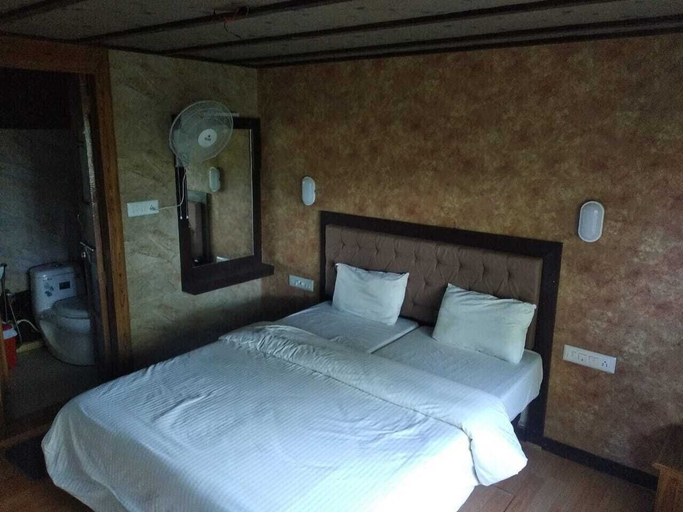 Bedroom 3, Sreekrishna Houseboats, Alappuzha
