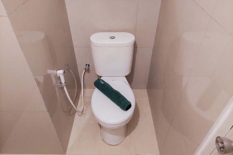 Bathroom 5, Nice and Cozy Studio at Baileys Apartment By Travelio, Tangerang Selatan