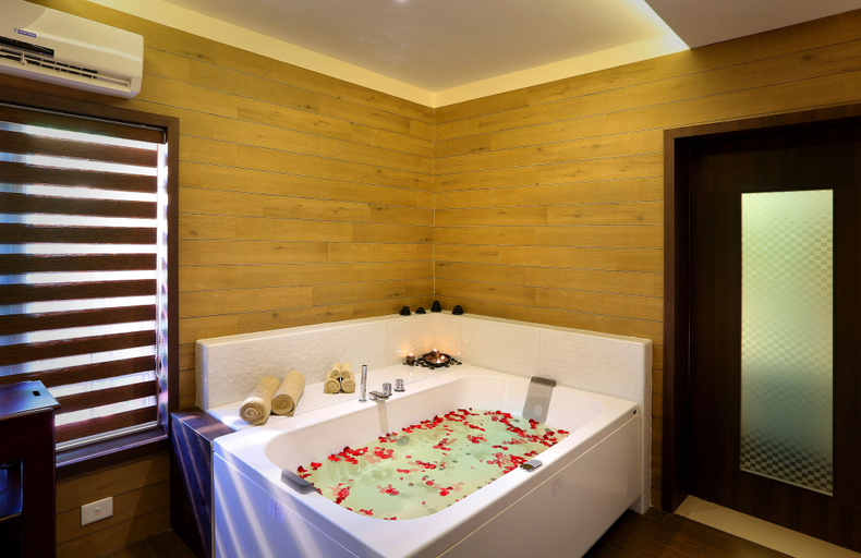 Bathroom 5, Sterling Lake Palace Alleppey, Alappuzha