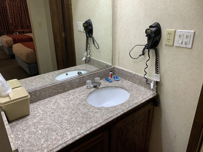 Bathroom 3, Coachman's Inn Motel, Cross