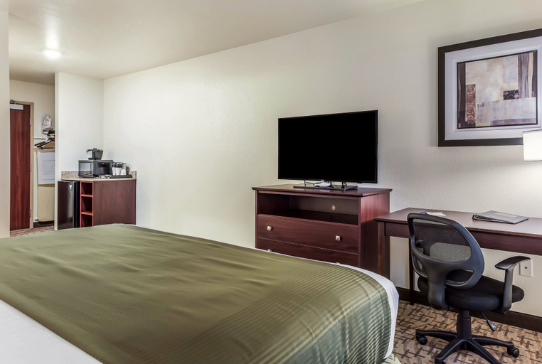 Bedroom 4, Cobblestone Hotel & Suites - Hutchinson, McLeod