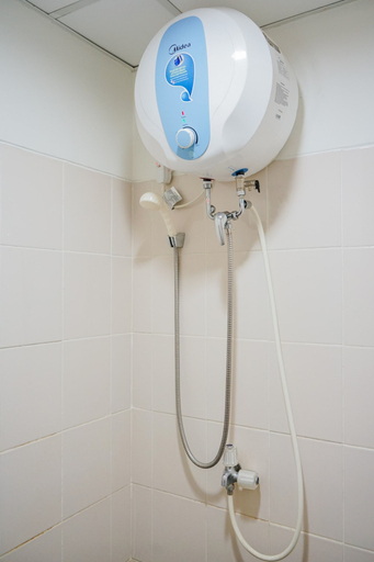 Bathroom 5, Chic Studio Apartment at Akasa Pure Living BSD, South Tangerang