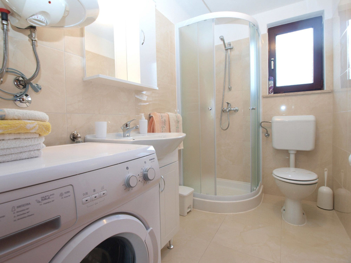 Bathroom 3, Apartment 604, Pula