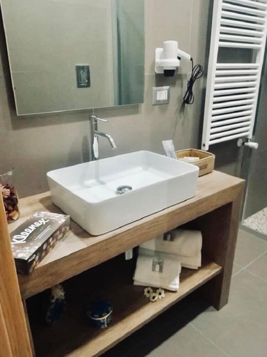 Bathroom 4, Porta Piccola, Taranto