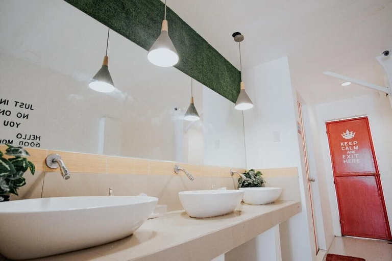 Bathroom 5, Murals Hostel & Cafe Mactan, Lapu-Lapu City