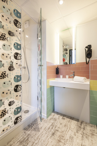 Bathroom 5, ibis Styles Thonon Les Bains, Haute-Savoie