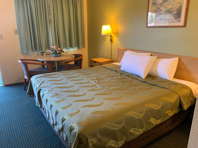 Bedroom 2, Regency Inn, Lake