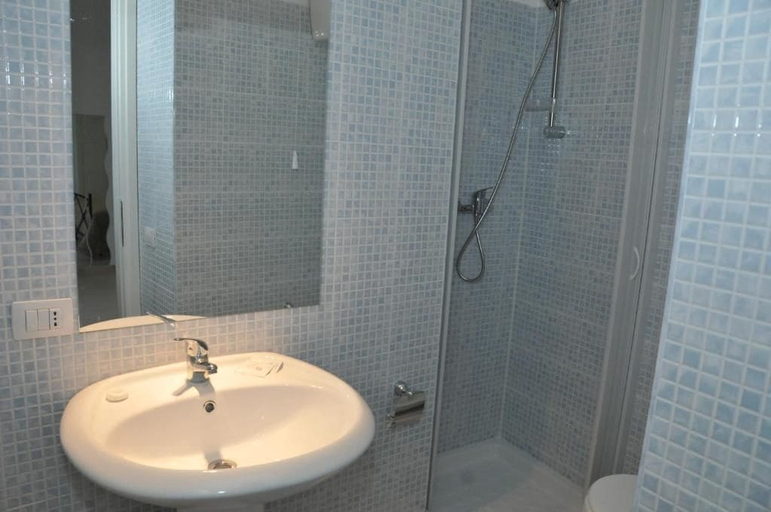 Bathroom 5, B&B Largo Barile, Caltanissetta
