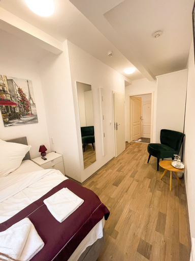 Bedroom 5, Hotel Kronenkurve, Unna