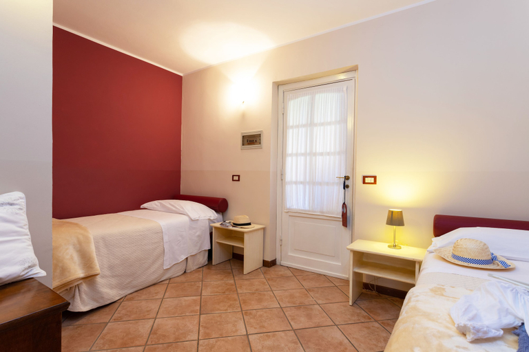 Bedroom 3, West Garda Hotel, Brescia
