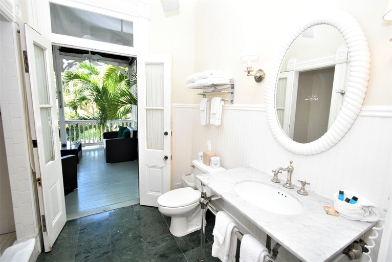 Bathroom 4, Simonton Court Historic Inn & Cottages, Monroe