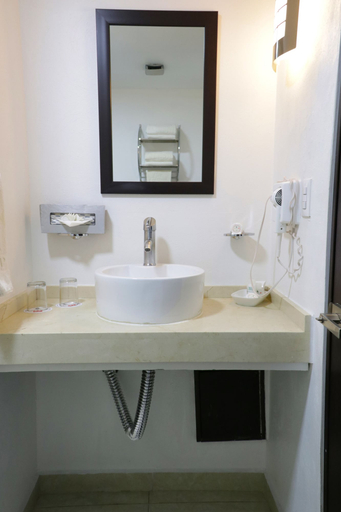 Bathroom 3, Hotel & Suites PF, Mexico City