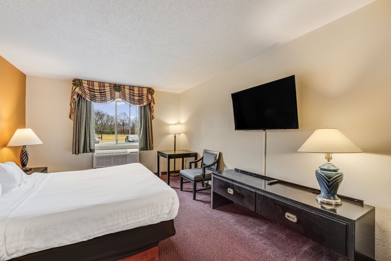 Bedroom 3, Econo Lodge Whitehall near Michigan's Adventure, Muskegon