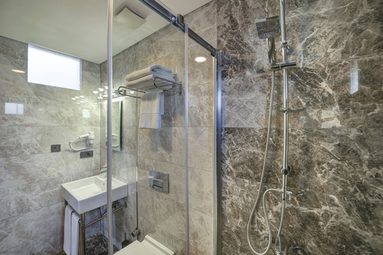 Bathroom 5, The Fox Hotel, Beyoğlu