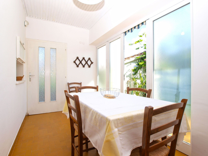 Others 5, House 1201, Medulin
