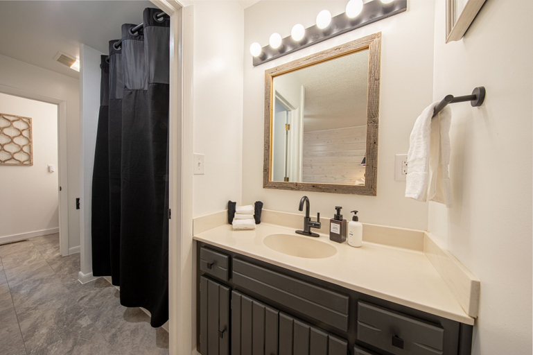 Bathroom 4, Mount Mitchell Eco Retreat, Yancey