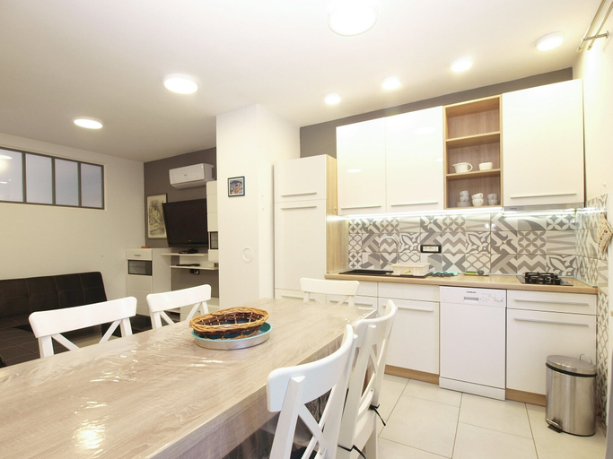 Others 4, House 747, Pula