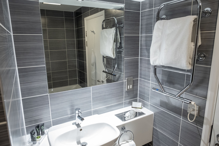 Bathroom 4, Burleigh Court Hotel, Leicestershire