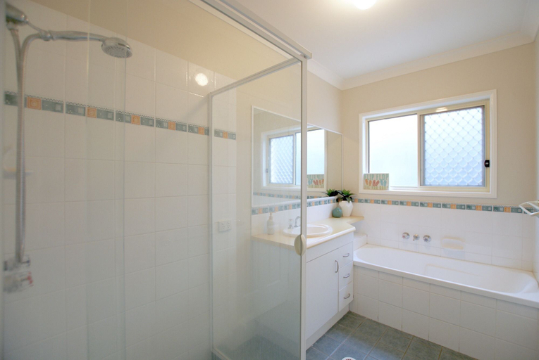 Bathroom 3, Anaheim Entertainer Deluxe, Gold Coast