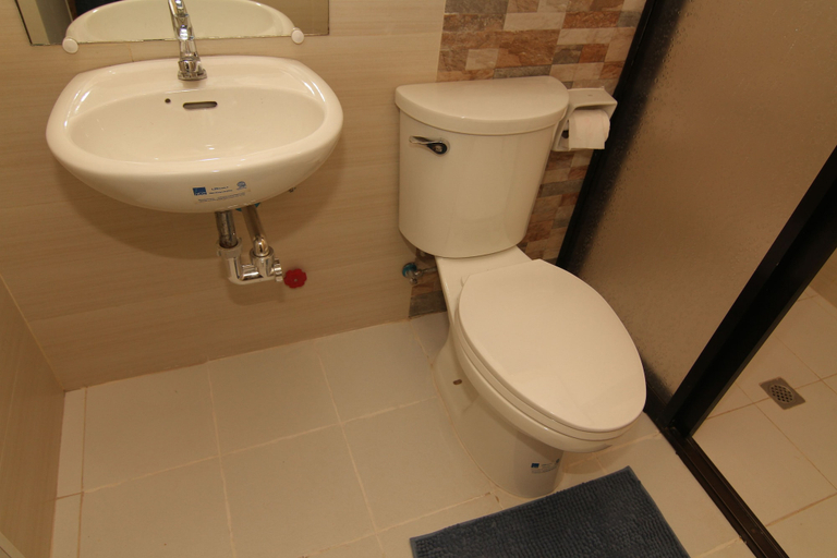 Bathroom 4, Charo's Dormitel, Dumaguete City
