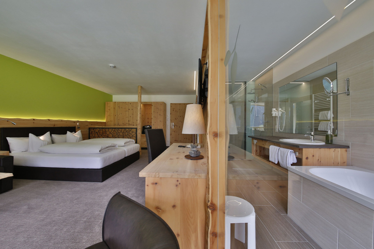 Bedroom 4, Romantik Resort & SPA - Der Laterndl Hof, Reutte