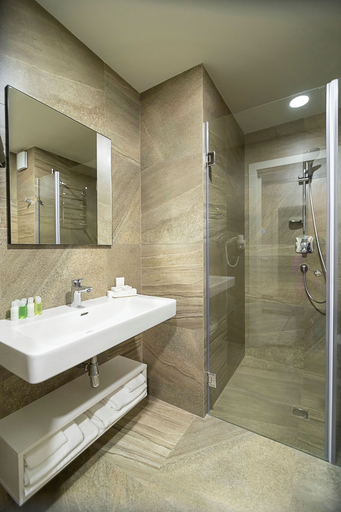 Bathroom 4, Favor Park Hotel, Holosiïvs'kyi