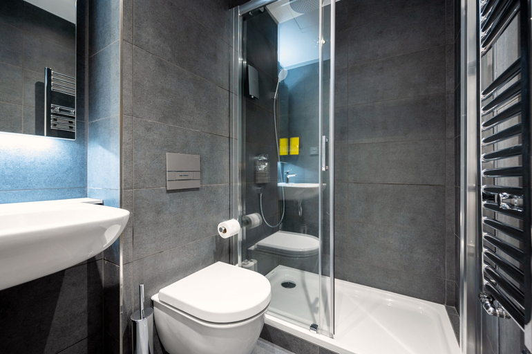 Bathroom 3, Staycity Aparthotels, Paris, La Défense, Hauts-de-Seine