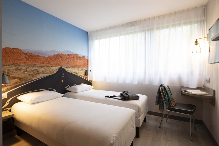 Bedroom 3, Break Hotel, Cher