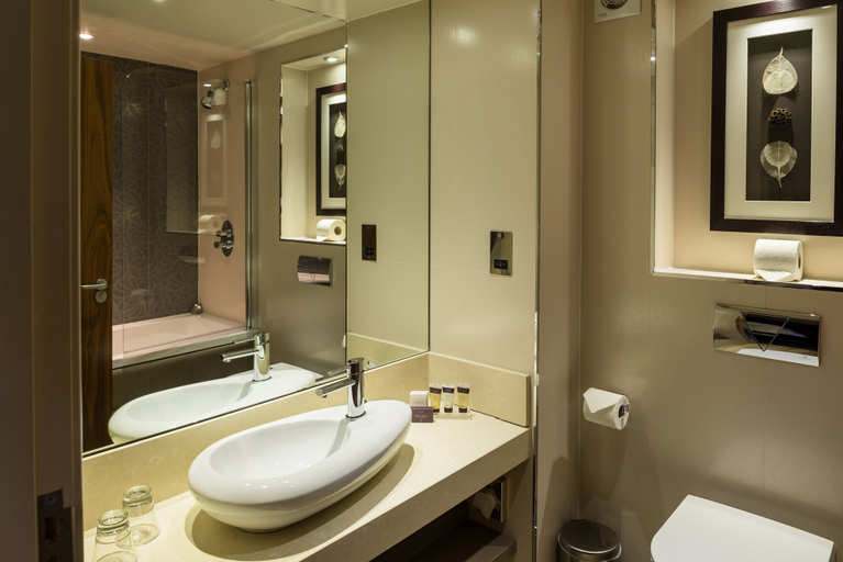 Bathroom 4, Lochside House Hotel & Spa, East Ayrshire