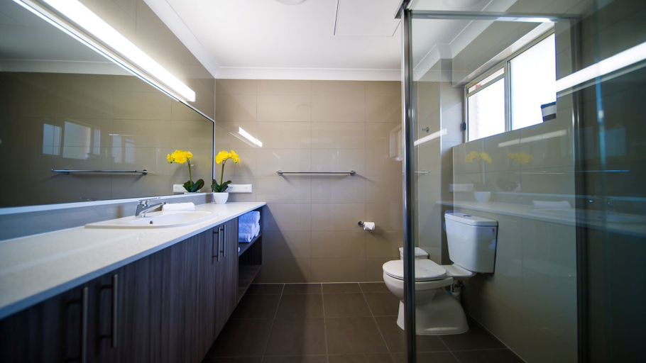 Bathroom 5, Hamilton’s Queanbeyan Motel, Queanbeyan