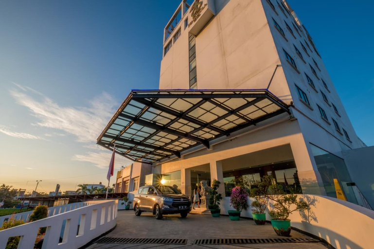 Exterior & Views 16
