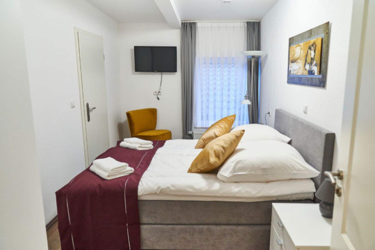 Bedroom 4, Hotel Kronenkurve, Unna