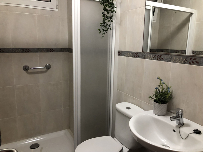 Bathroom, Pensión Arias, Vizcaya