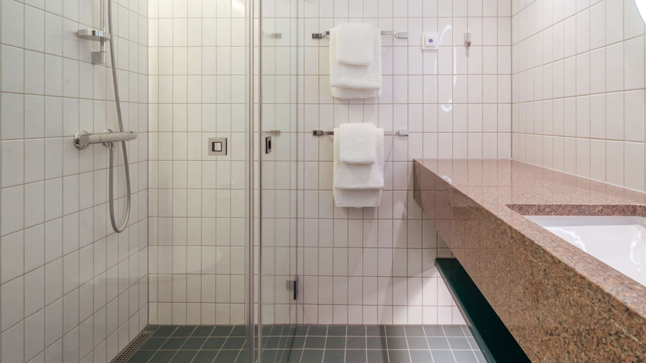 Bathroom 5, Quality Hotel The Weaver, Mölndal