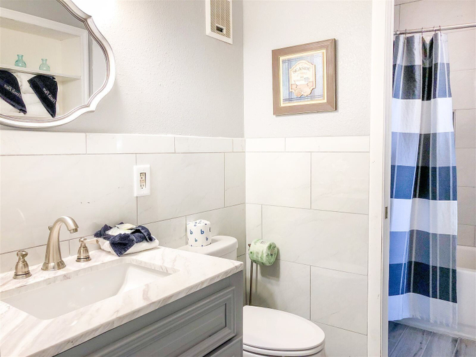 Bathroom 3, The Summit 728, Bay
