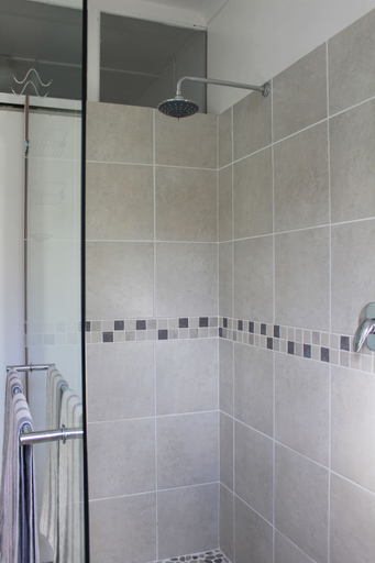 Bathroom 4, Gulls Way, Eden