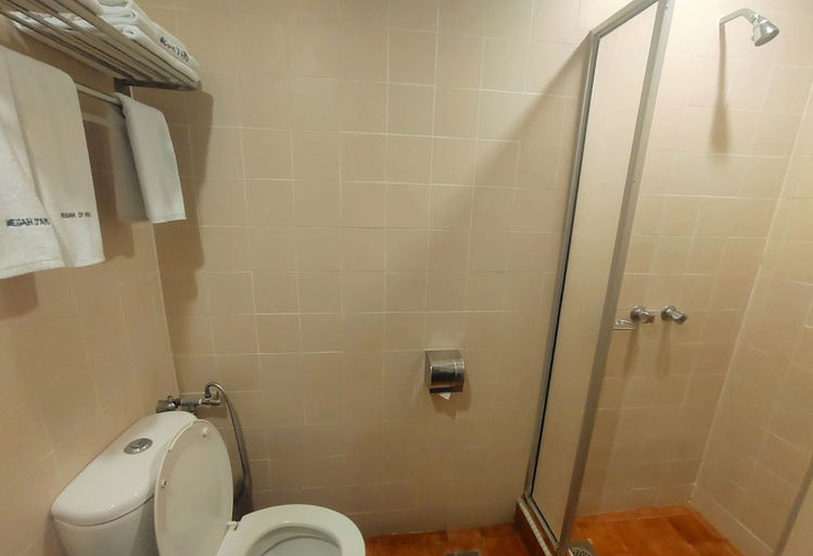 Bathroom 5, Megah D'Aru Hotel, Kota Kinabalu