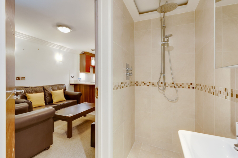Bathroom 5, Mussels, Poole